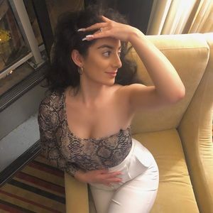 Meet your Posher, Janara